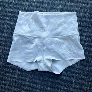 Lululemon camo patterned size 6, cut leg workout shorts